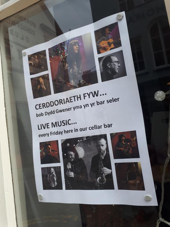 Ty Glyndwr Bunkhouse, Bar And Cafe Hostel Caernarfon Ngoại thất bức ảnh